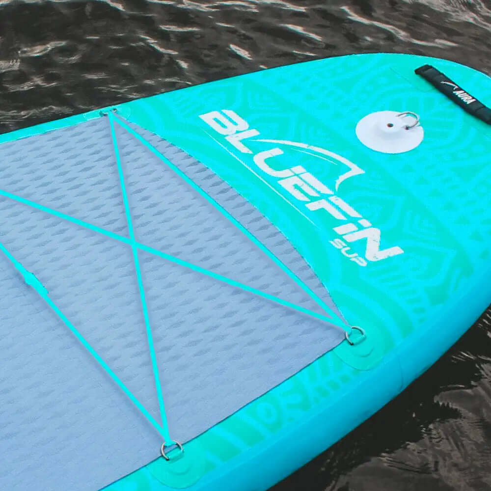 Aufblasbares Paddleboard in Türkis mit strukturiertem Deckpad und Bungee-Speichersystem