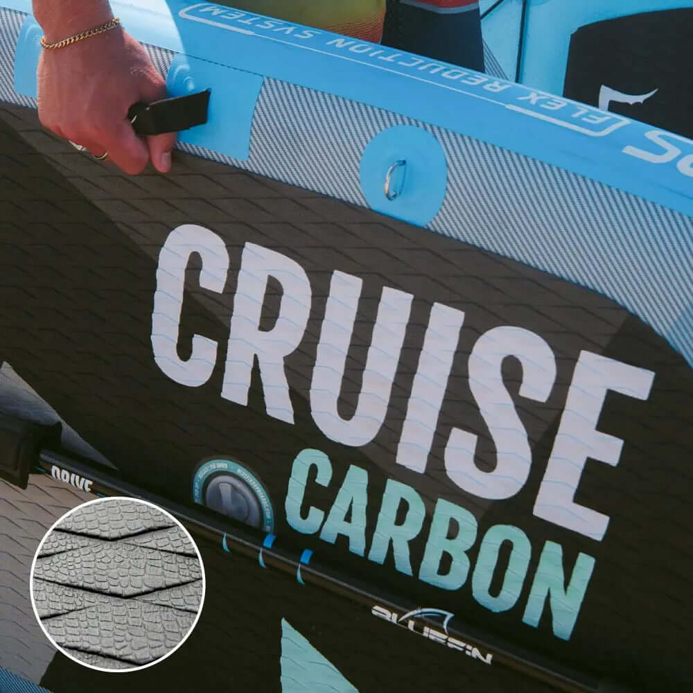 Paddleboard inflável com deck texturizado, alça e logo visível 'CRUISE CARBON'