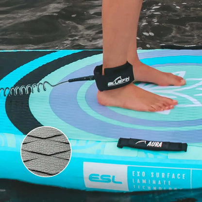 Person, die auf einem blauen aufblasbaren Paddleboard mit Leash und strukturiertem Deckpad steht