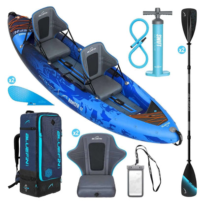 Kayak gonfiabile con due posti, remi, pompa, zaino e accessori in blu e grigio.